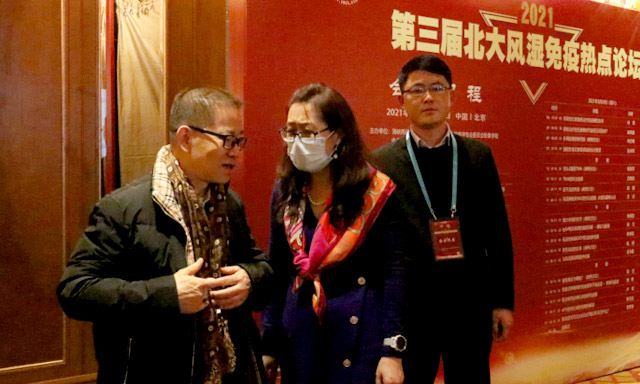 图:会议间歇我院名誉院长黄慈波教授、北京大学医院张卓莉教授、我院郑家琛主任交换学术观点、意见.jpg