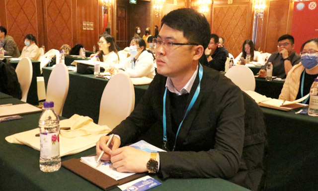 图:我院郑家琛主任与会1.jpg