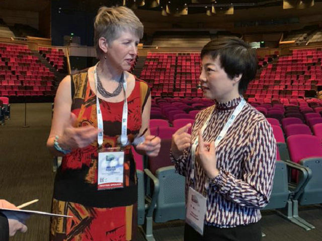 杜爱华主任与马来西亚纽卡斯尔大学医学院儿科风湿病学Helen Foster教授在青少年儿童风湿病问题展开讨.jpg