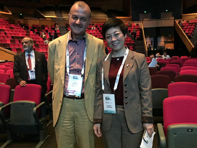 杜爱华主任与英国纽卡索大学John Isaacs 教授针对一些风湿免疫病方面的学术问题进行交流讨论.jpg