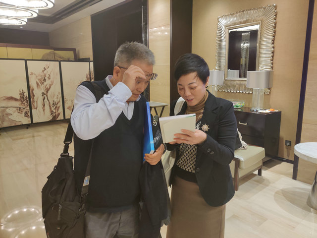 (图:曾小峰教授在进行完讲座以后,杜爱华主任将自己临床上遇到的罕见疑难病例与曾教授进行分析、交流。).jpg