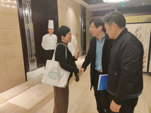 (图:杜爱华主任与北京协和医院风湿免疫科主任医师赵久良进行交流、探讨,并分享了彼此在类风湿临床诊疗上的一些新意见。).j
